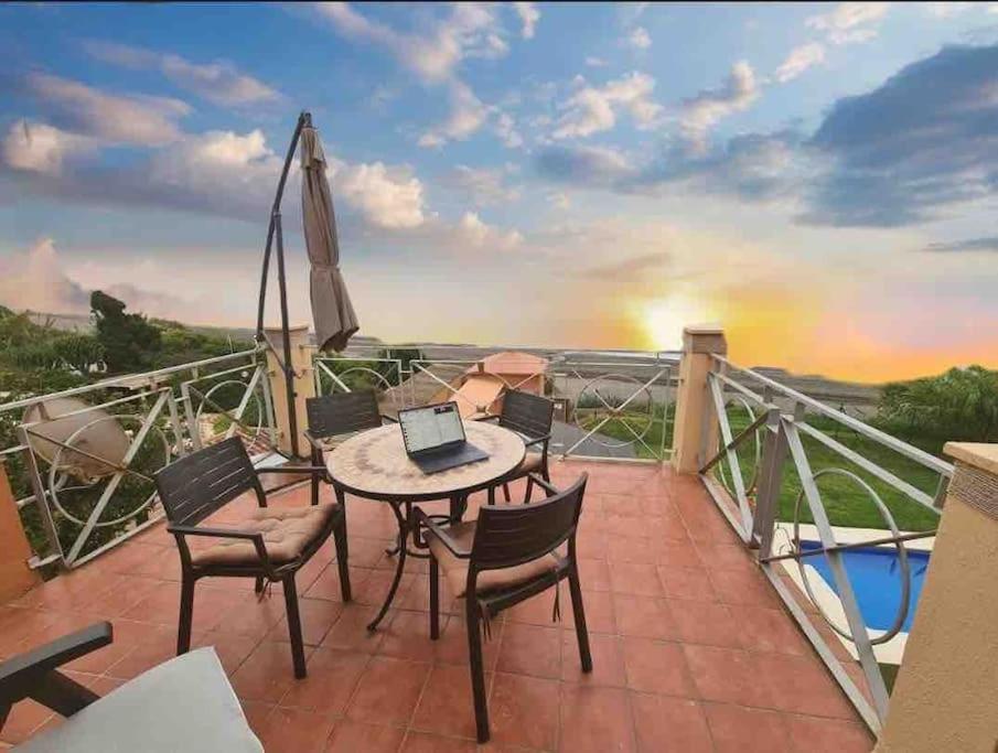 Exclusive Beachfront Penthouse Almayate Alto Bagian luar foto