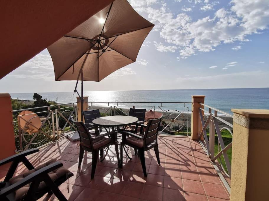 Exclusive Beachfront Penthouse Almayate Alto Bagian luar foto