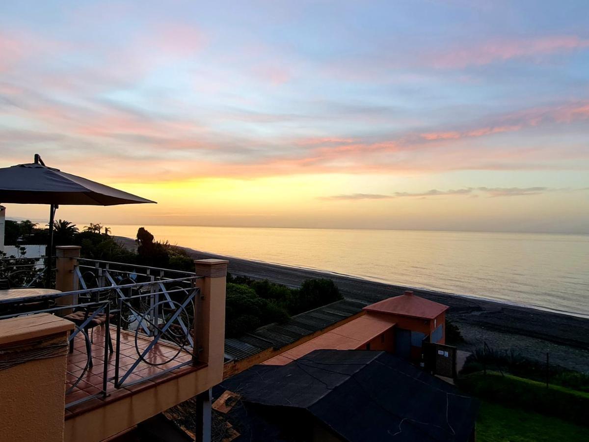 Exclusive Beachfront Penthouse Almayate Alto Bagian luar foto