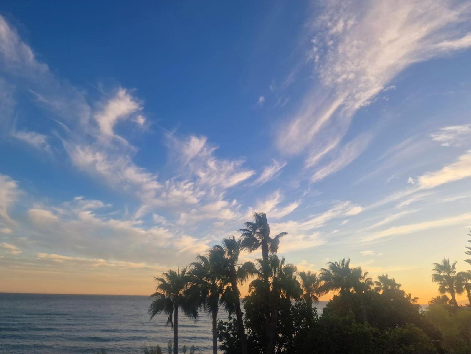 Exclusive Beachfront Penthouse Almayate Alto Bagian luar foto